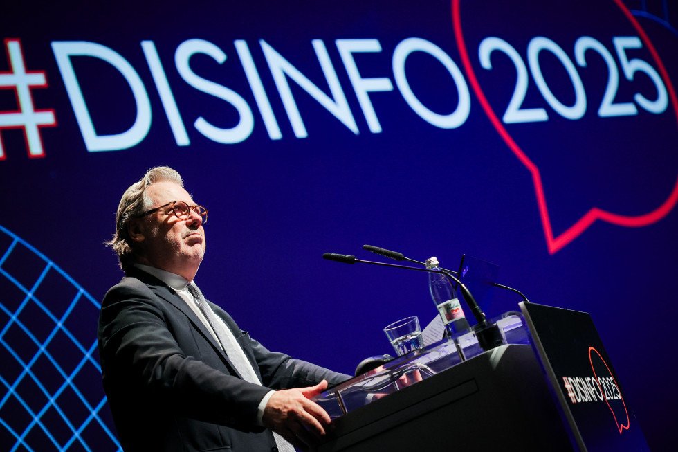 Словения усилила меры противодействия российской дезинформации после конференции в Любляне Государственный секретарь Войко Вольк выступает на конференции #DISINFO2025