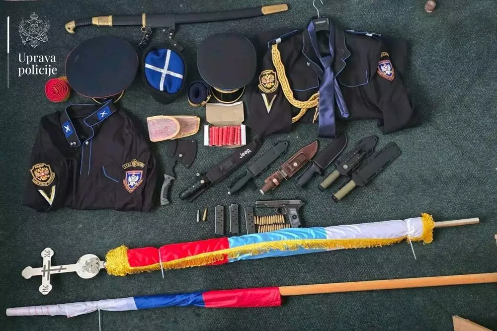 Изъятые полицией Черногории униформы, оружие и боеприпасы