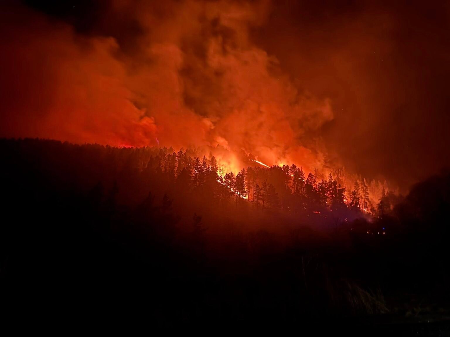 Лесной пожар в Армении ночью
