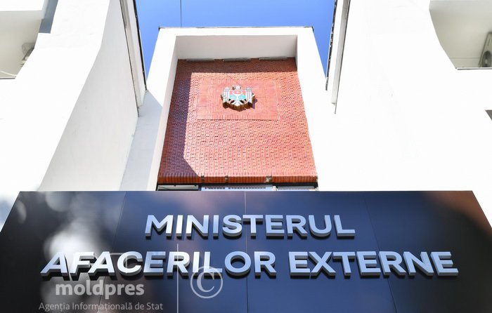 Здание Министерства иностранных дел Молдовы с гербом и табличкой