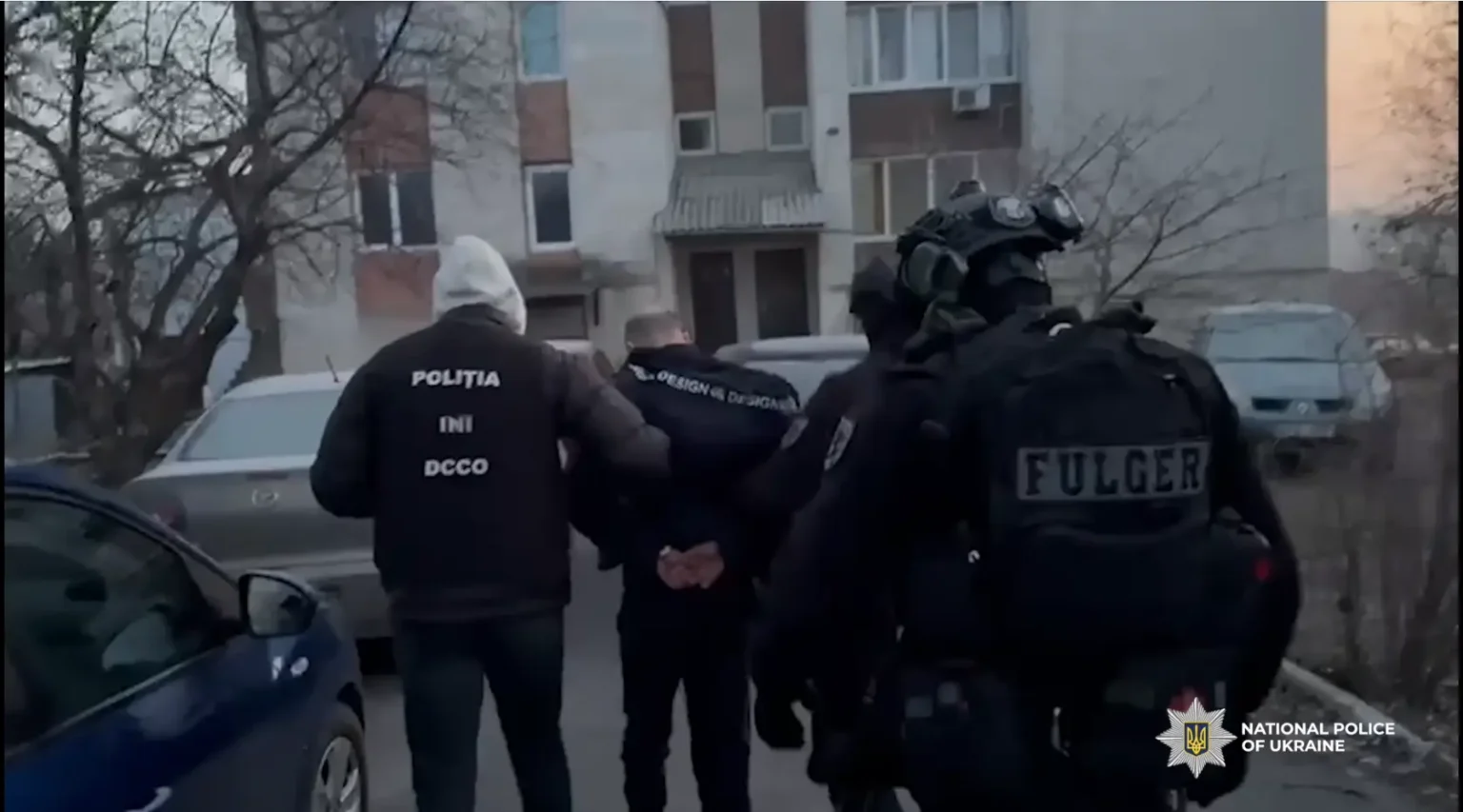 Задержание подозреваемого в участии в военных преступлениях, проводимое силами полиции и спецназа