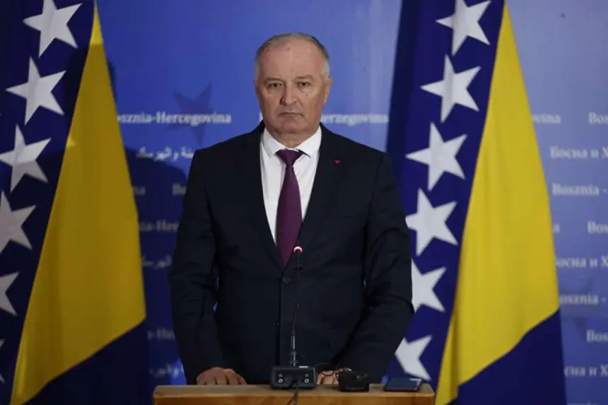 Министр обороны Боснии и Герцеговины на пресс-конференции в Сараево