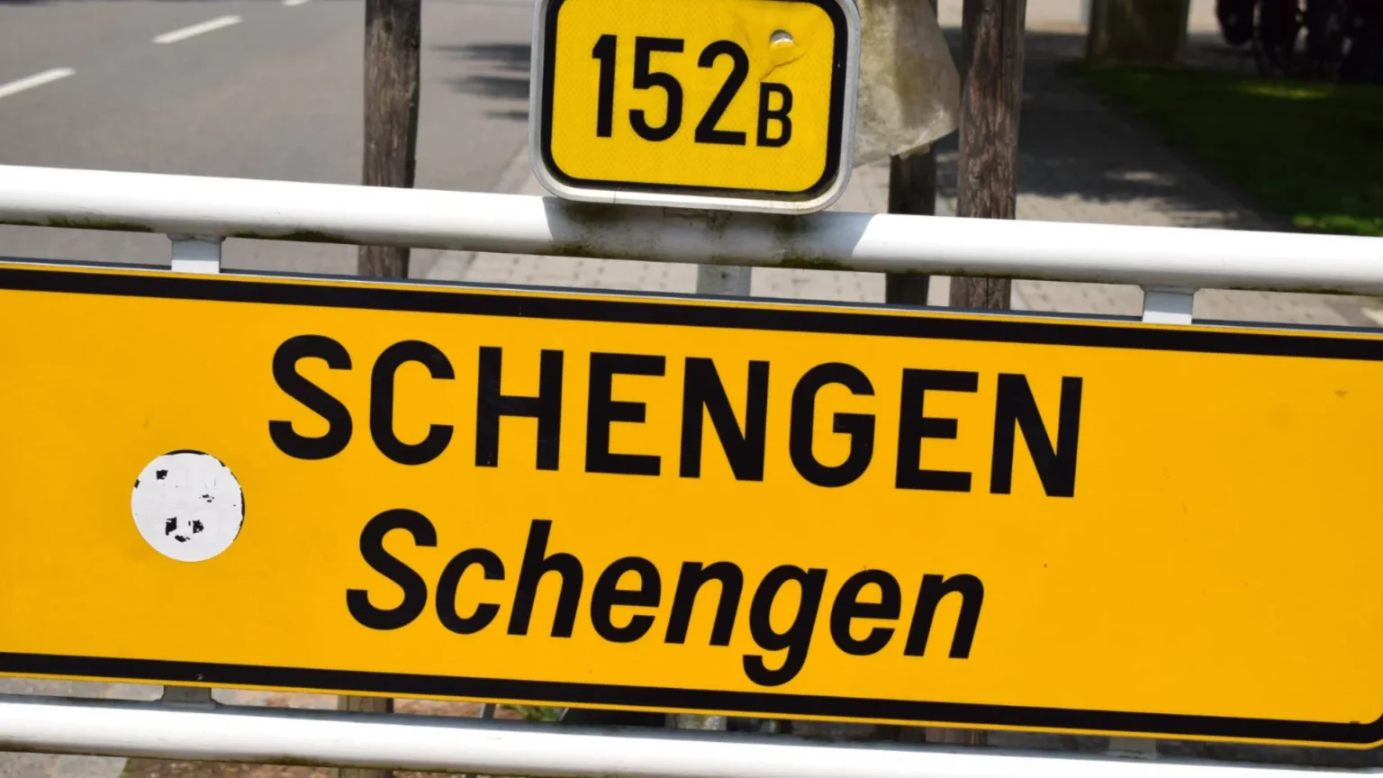 Дорожный указатель с названием населённого пункта Шенген на границе Люксембурга