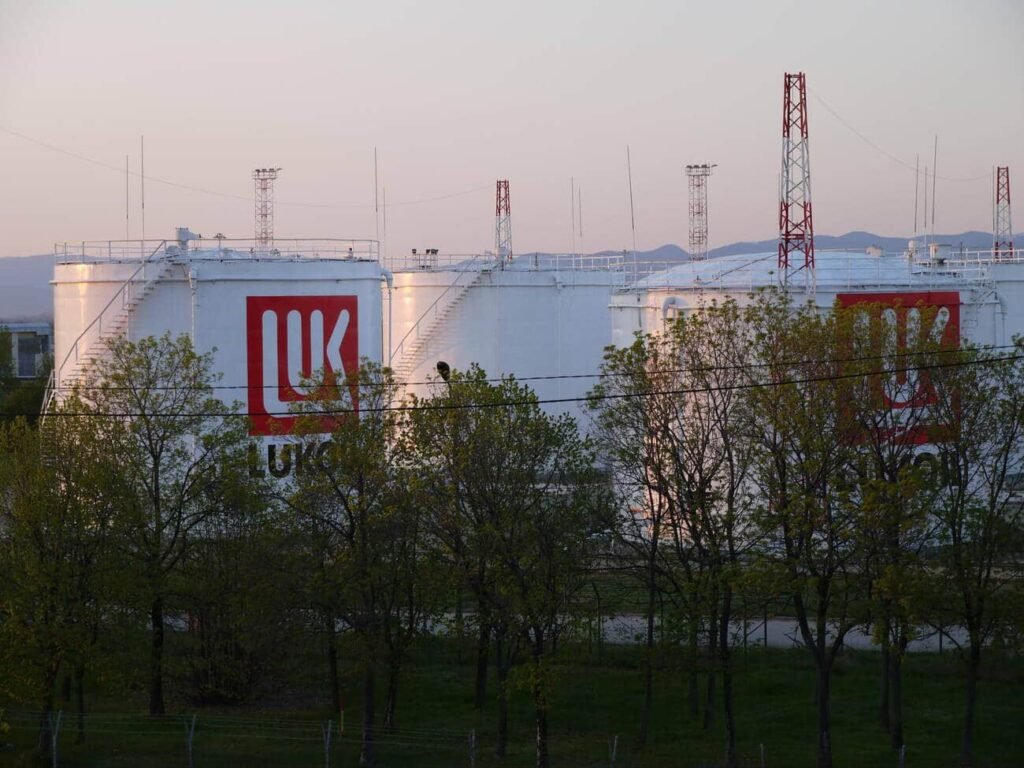 США заблокировали сделку Gunvor и «Лукойла»: Болгария готовит национализацию НПЗ в Бургасе Резервуары с логотипом ЛУКОЙЛ на фоне вечернего неба