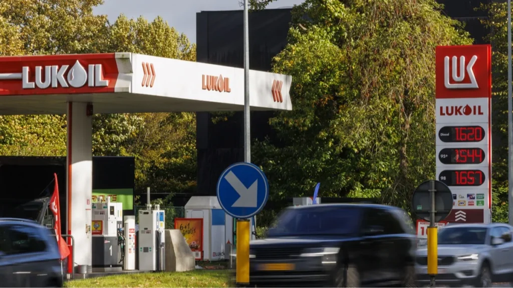 АЗС Лукойл с ценами на топливо и проезжающими автомобилями