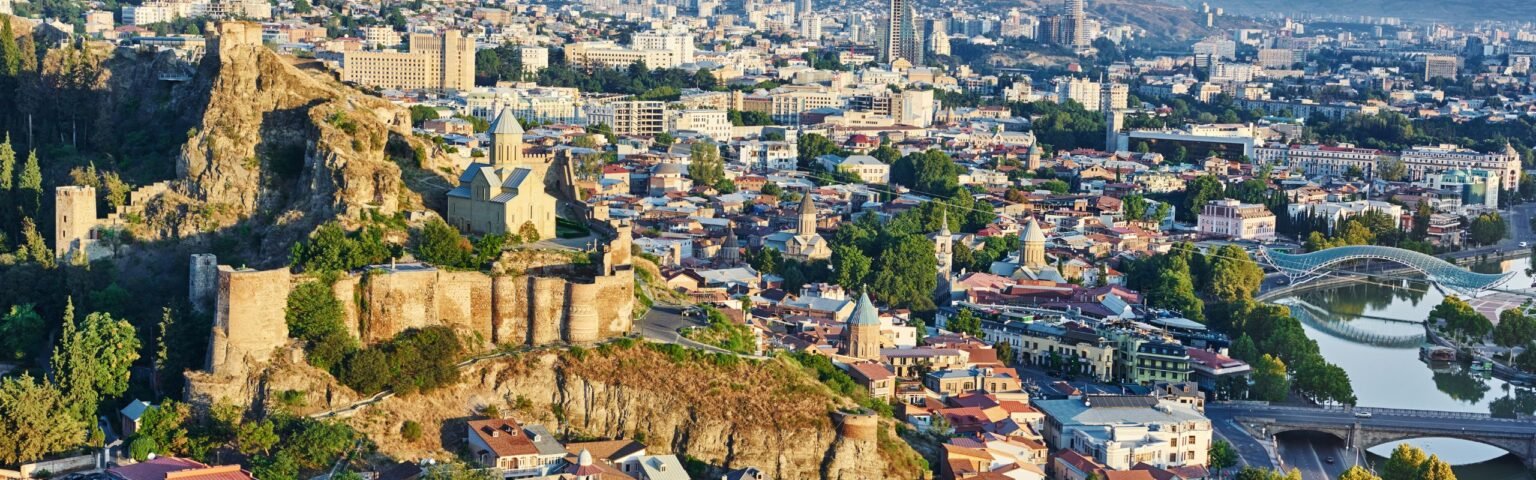 Панорамный вид на Тбилиси, столицу Грузии, с крепостью Нарикала и рекой Кура