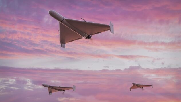 Российские дроны Shahed в небе на фоне заката