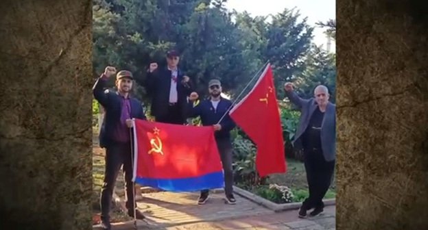 Группа людей с советскими флагами на улице