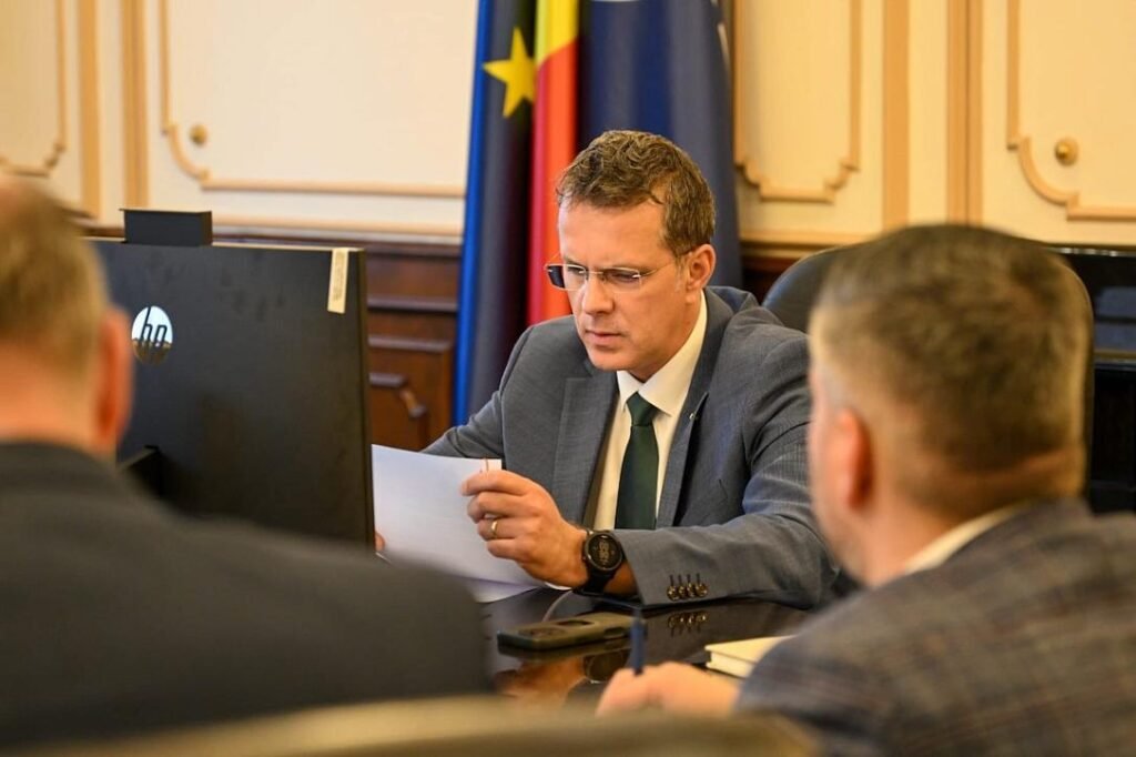 Иоанут Моштяну во время совещания в Министерстве обороны Румынии