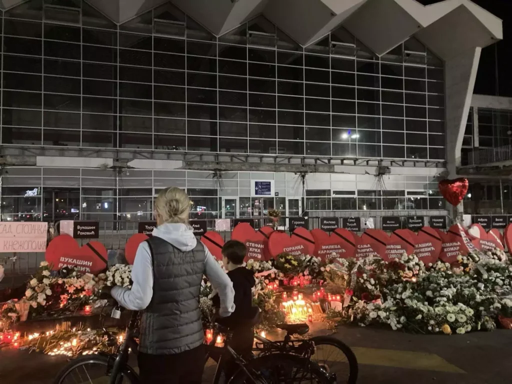 Мемориал у железнодорожного вокзала в Нови-Саде в память о жертвах трагедии