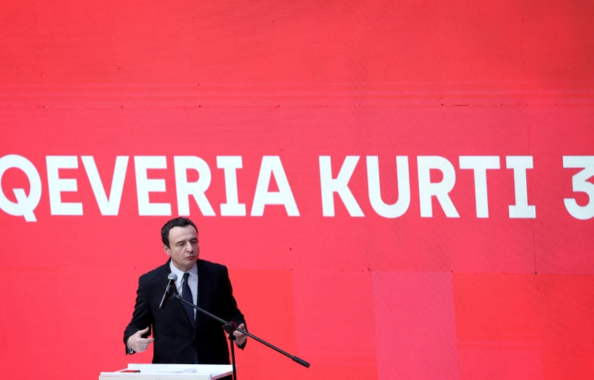 Альбин Курти выступает на предвыборном митинге Vetëvendosje