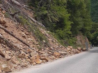 Большая скала, упавшая на дорогу Банско - Гоце Делчев, остановила движение