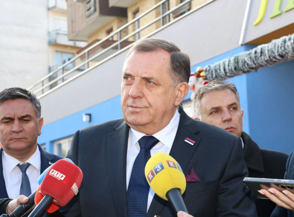 Милорад Додик в тёмном костюме отвечает на вопросы журналистов, в кадре микрофоны телеканалов RTV и K3