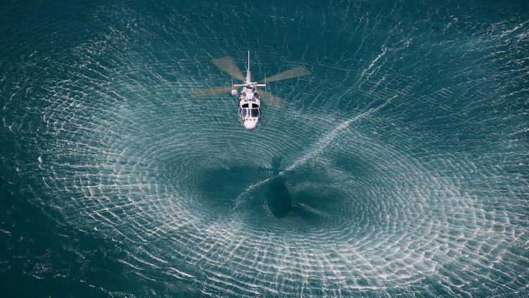 Военный вертолёт над Чёрным морем