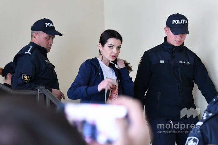 Башкан Гагаузии Евгения Гуцул в сопровождении полиции