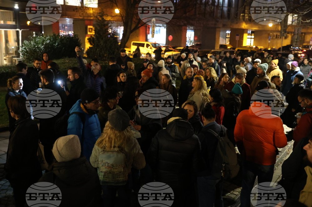 частники протеста «Чашата преля» собрались у здания bTV в Софии вечером 19 декабря 2025 года