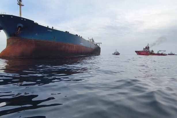 Танкер Кайрос из теневого флота России на якоре у берегов Болгарии после атаки украинских морских дронов