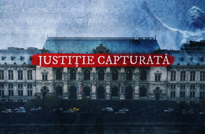 Постер документального фильма Recorder «Justiție capturată» («Захваченное правосудие») на фоне здания Дворца правосудия в Бухаресте