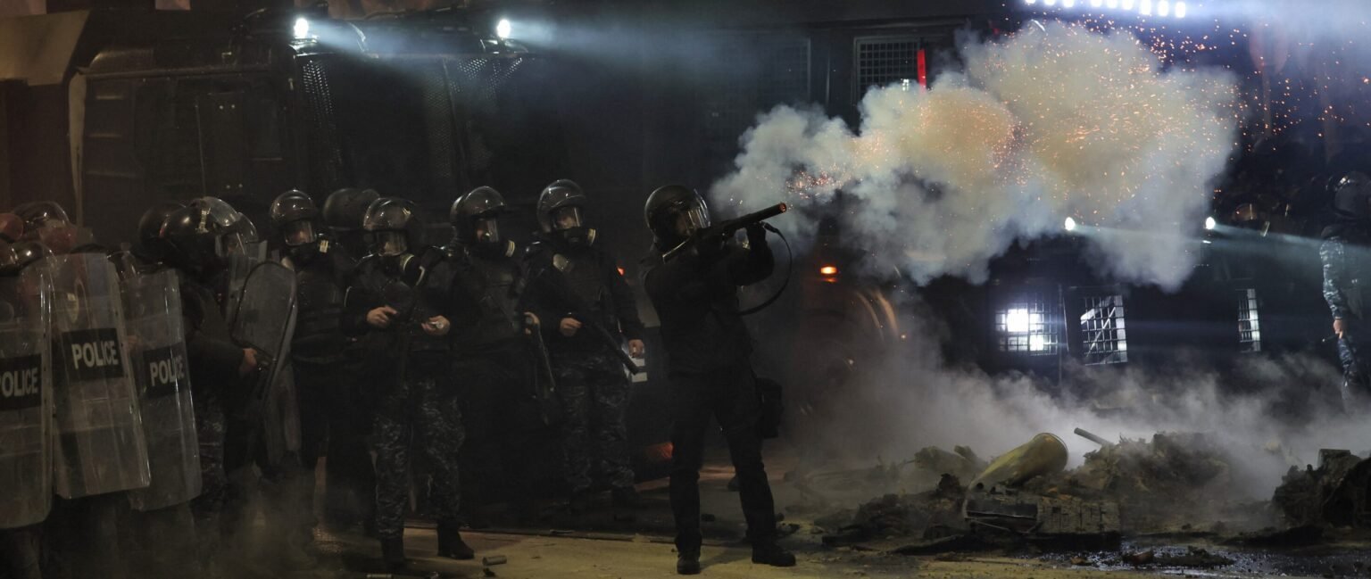 Водомёт полиции применяется против протестующих в Тбилиси