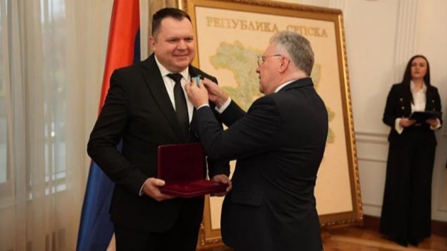 Посол России Калабухов вручает медаль министру Будимиру