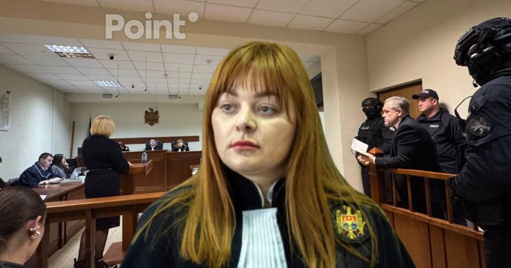 Судья Ана Кучереску в мантии на фоне зала суда Кишинёва с сотрудниками полиции