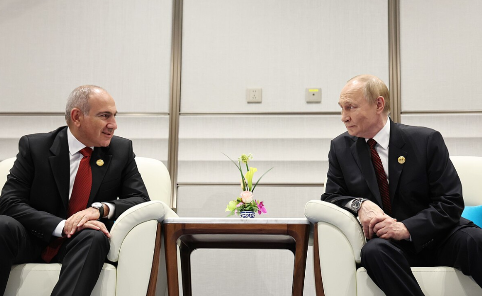 Премьер-министр Армении Никол Пашинян и президент России Владимир Путин на встрече