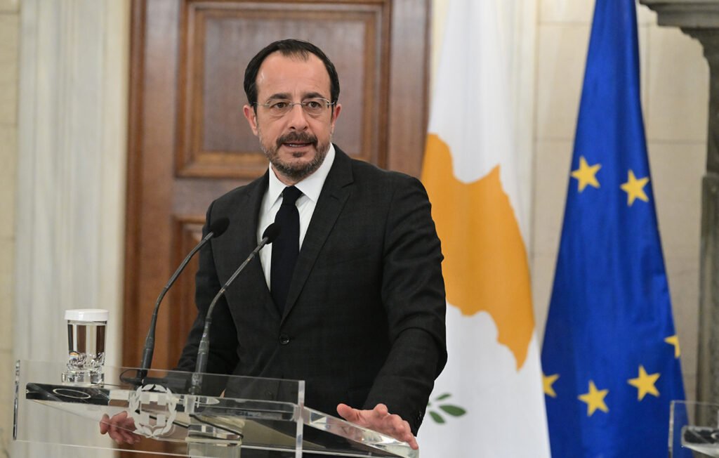 Президент Кипра Никос Христодулидис на пресс-конференции с флагами Кипра и Евросоюза после заявления о гибридной атаке