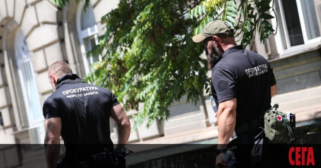 Сотрудники прокуратуры Болгарии в форме «Бюро по защита» во время операции в здании президентства в июле 2020 года