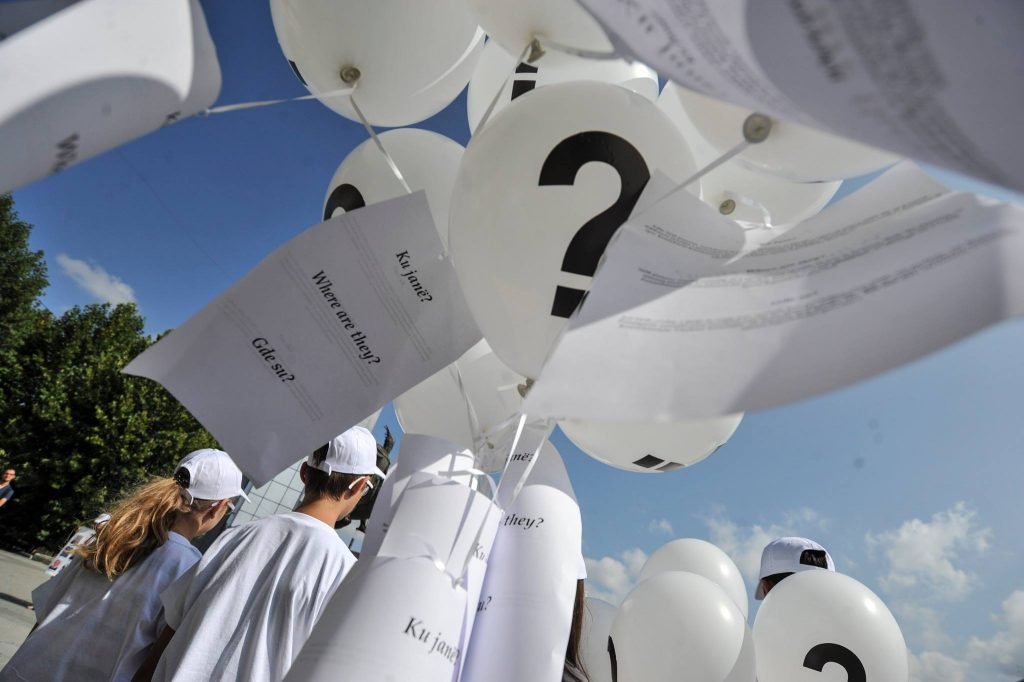 Косово и Сербия запустили комиссию по пропавшим без вести после двух лет ожидания Акция памяти пропавших без вести в Косово с белыми воздушными шарами «Ku janë?»