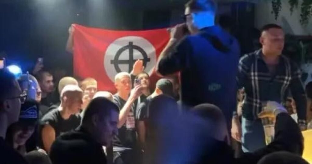 Нацистская символика на концерте в Словении — флаг с кельтским крестом в баре Takamala