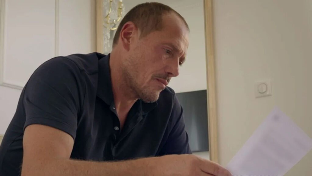 Российский бизнесмен Игорь Пестриков изучает документы о снятии красного уведомления Интерпола