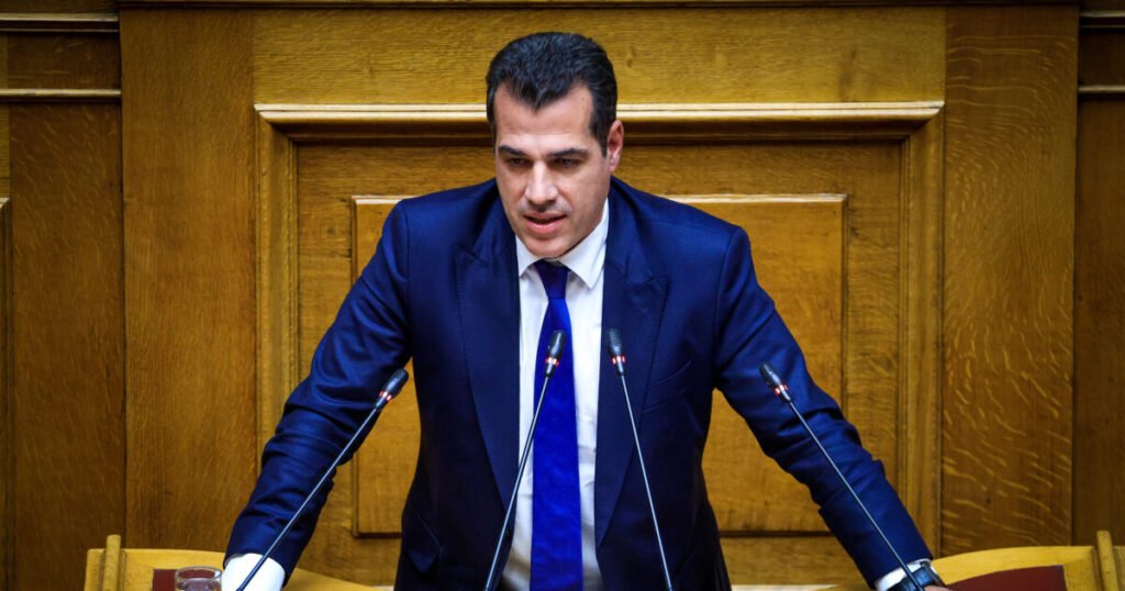 Трибуна греческого парламента во время обсуждения миграционного законопроекта