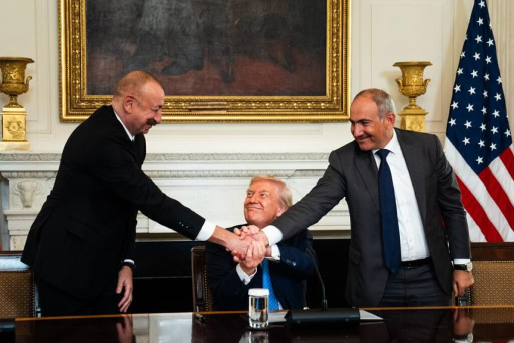 Мир между Арменией и Азербайджаном меняет баланс сил на Кавказе Ильхам Алиев, Дональд Трамп и Никол Пашинян на встрече