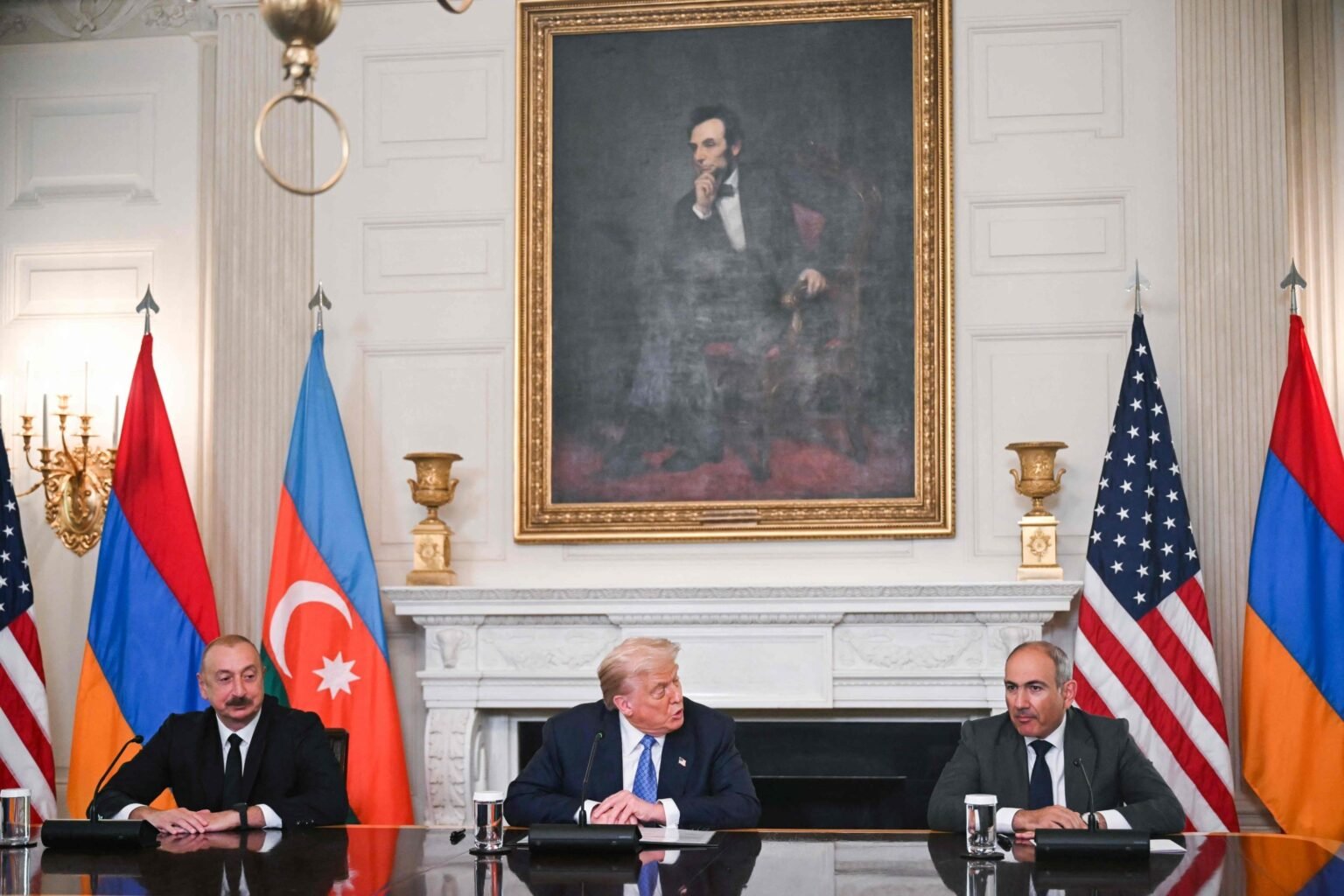 Ильхам Алиев, Дональд Трамп и Никол Пашинян на переговорах в Белом доме, 8 августа 2025 года