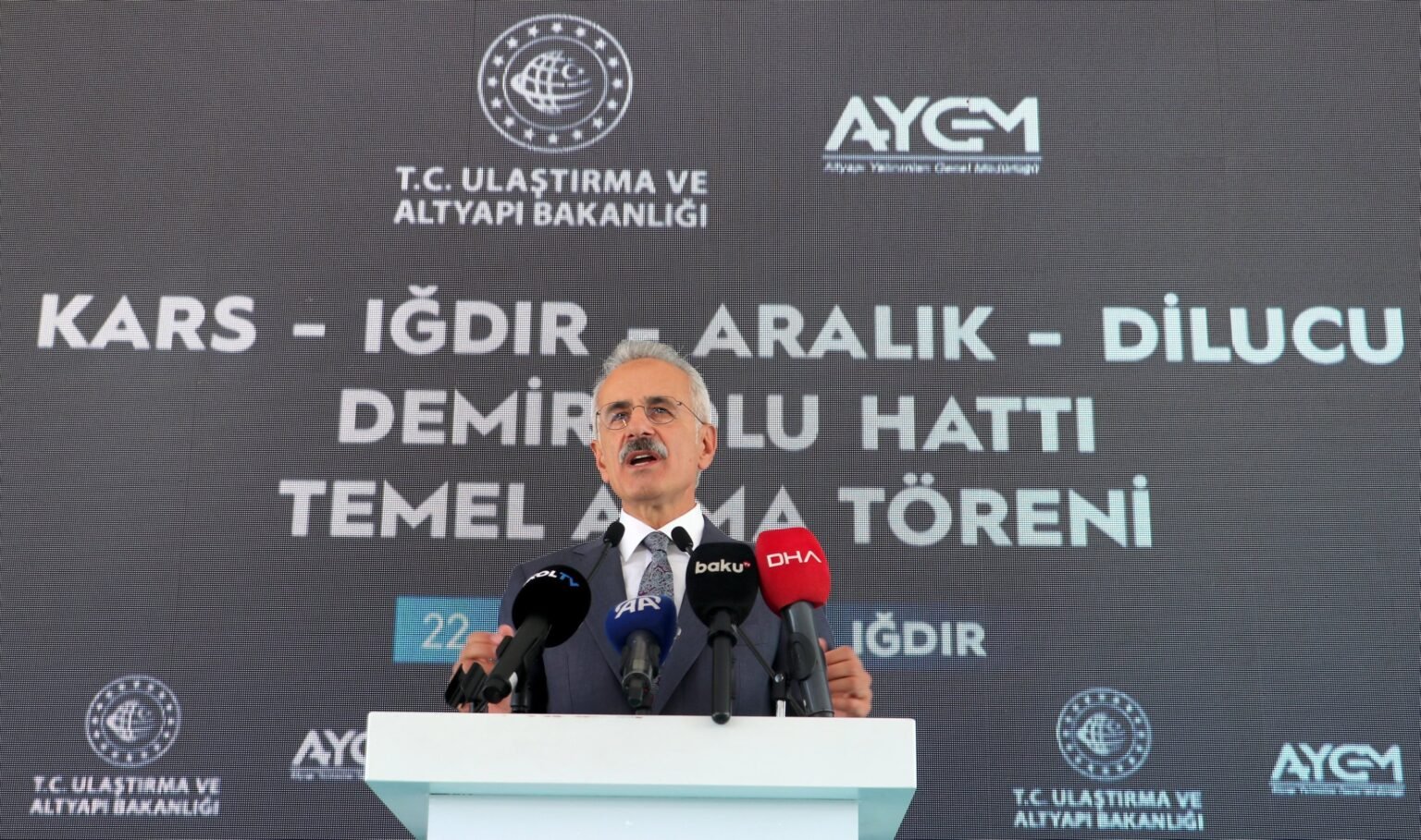 Турция строит железную дорогу к Нахичевани: Москва теряет контроль над Кавказом Министр транспорта Турции Абдулкадир Ураологлу выступает на церемонии закладки железной дороги Карс-Нахичевань в Игдыре