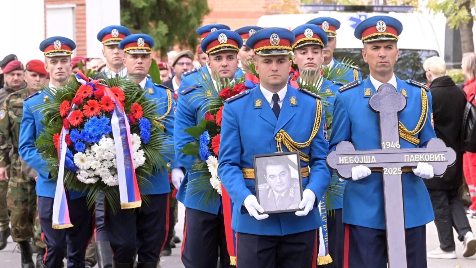 Сербия как убежище: сеть укрывательства военных преступников работает до сих пор Сербские гвардейцы несут портрет и венки на похоронах осуждённого военного преступника Небойши Павковича