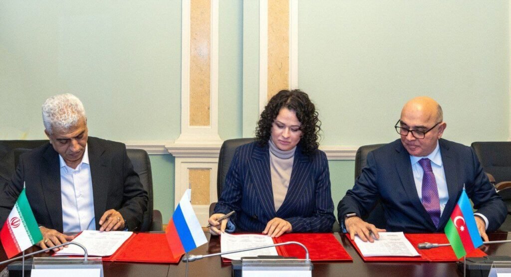 Представители железных дорог Ирана, России и Азербайджана подписывают меморандум