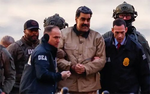 Николас Мадуро в сопровождении агентов DEA после захвата в Каракасе