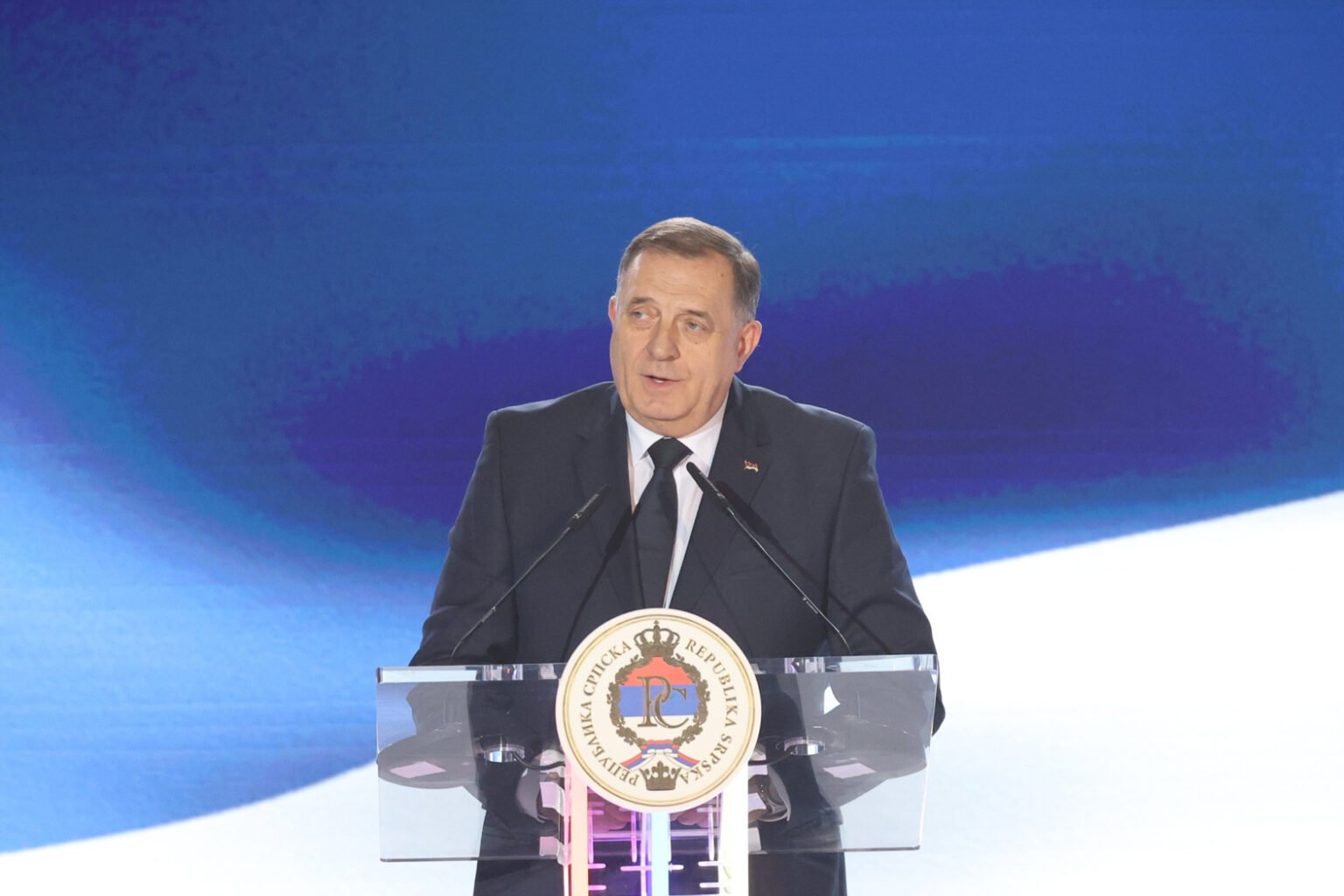 Президент Республики Сербской Милорад Додик выступает за трибуной с гербом РС на праздновании 9 января 2026 года