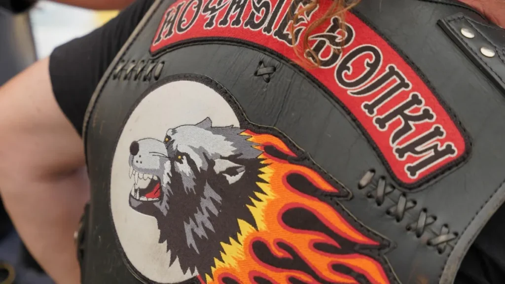 «Ночные волки» прошли маршем по Баня-Луке на параде в честь неконституционного Дня Республики Сербской Эмблема мото-клуба «Ночные волки» — воющий волк с огненной гривой на кожаной куртке байкера