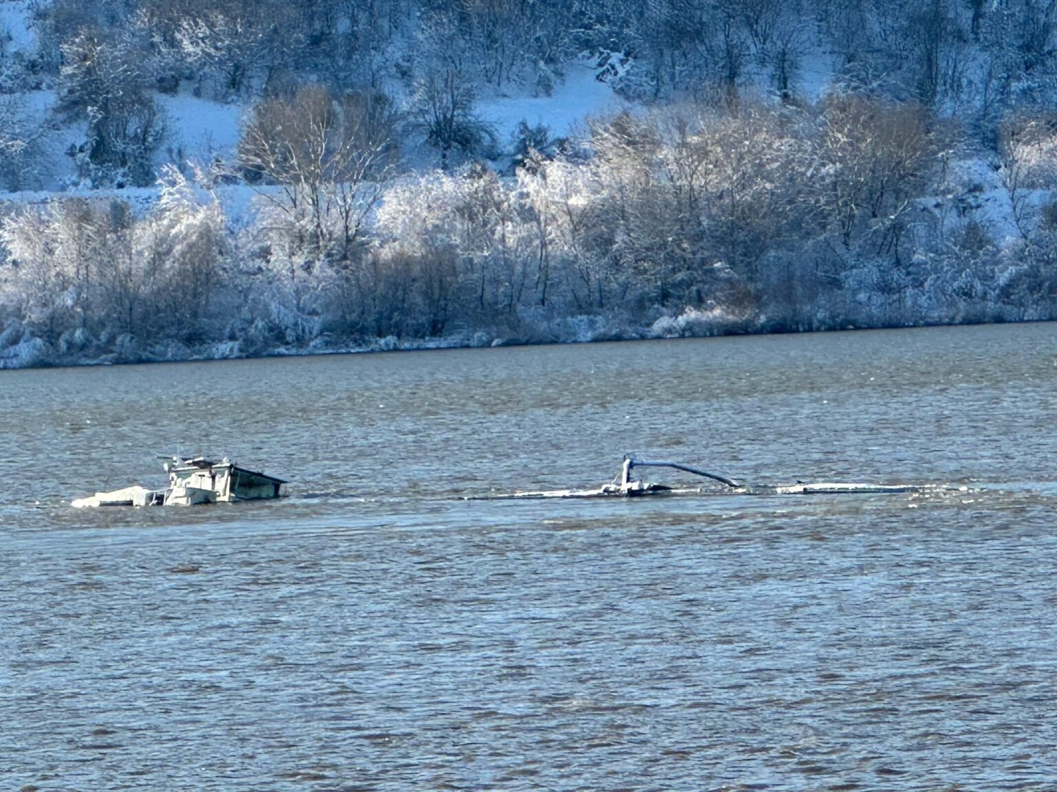 Затонувшая баржа Phoenix Jupiter с азотными удобрениями в Дунае у румынской Зимницы — видна рубка и часть корпуса над водой, зимний пейзаж