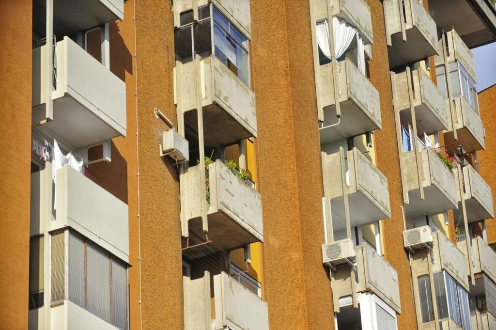 Словения: иностранцы сталкиваются с дискриминацией при аренде жилья Многоквартирный жилой дом в Словении с балконами югославской эпохи — типичный объект рынка аренды