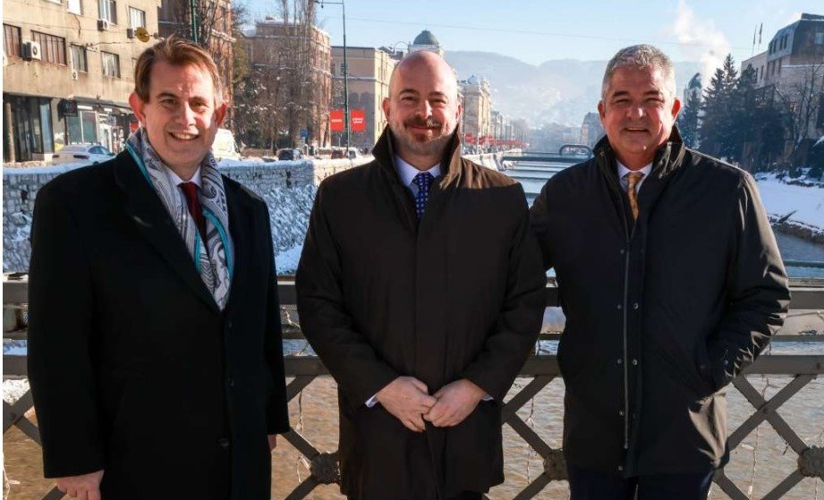 Представители США Джон Гинкель, Джозеф Флинн и Джесси Биннолл в Сараево на фоне зимнего города