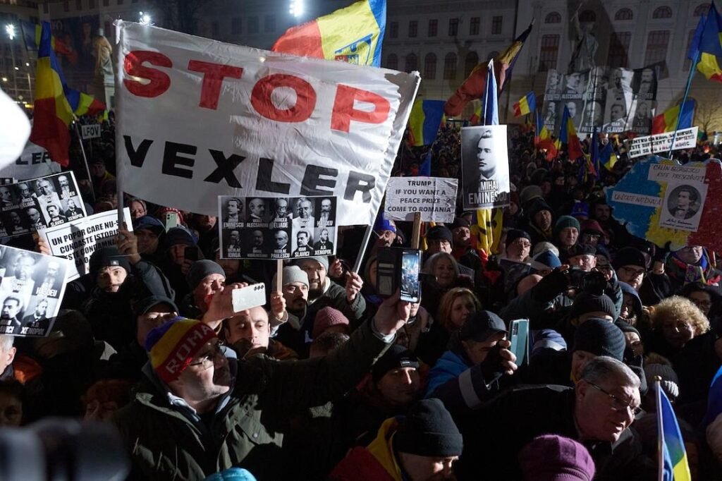 Участники протеста против закона об экстремизме с румынскими флагами в Бухаресте