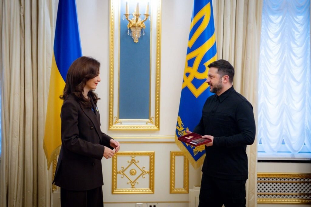 Президент Украины Владимир Зеленский вручает орден министру Албании Элисе Спиропали