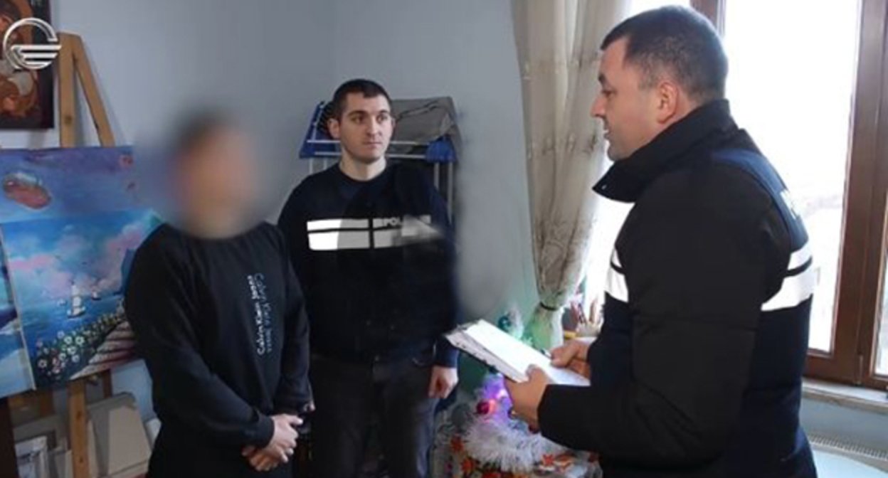 Полицейские задерживают подозреваемого члена неонацистской группировки в Тбилиси