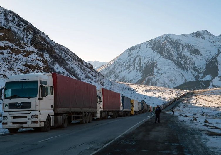 Военно-Грузинская дорога — очередь грузовиков на КПП Верхний Ларс, январь 2026
