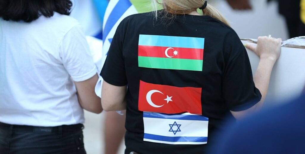 Флаги Азербайджана, Турции и Израиля — символ регионального альянса