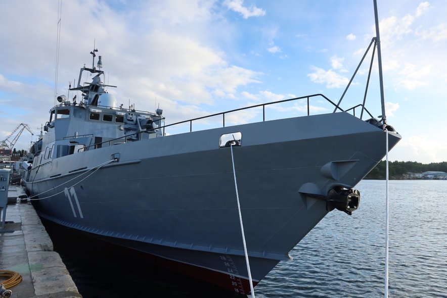 Патрульный корабль Triglav ВМС Словении с бортовым номером 11 у причала