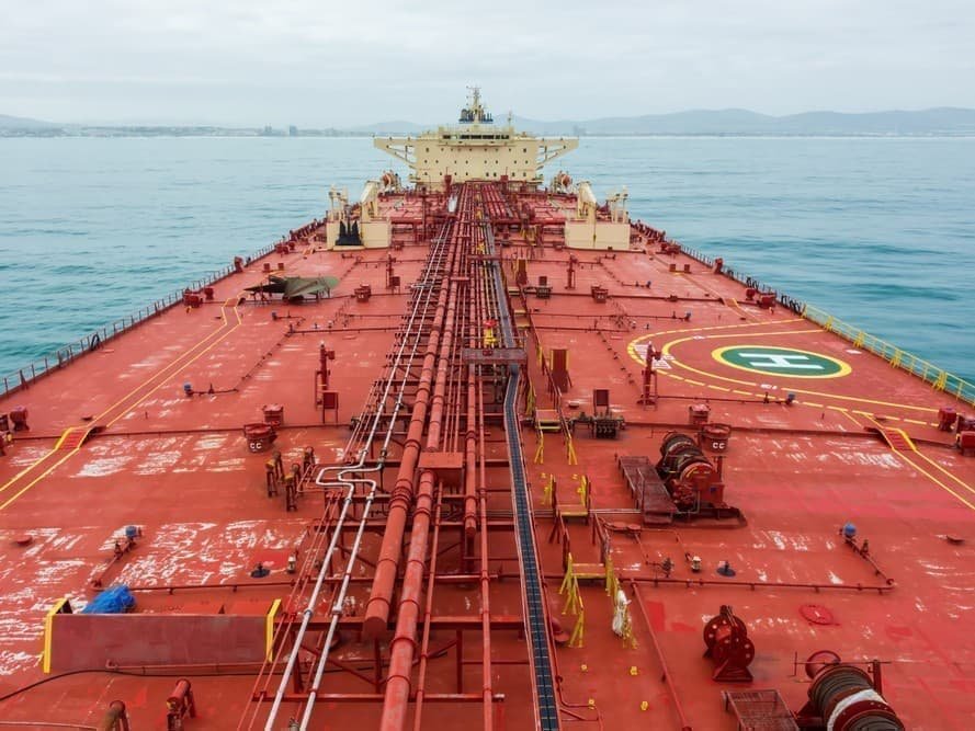 Палуба нефтяного танкера с трубопроводами в открытом море — санкции ЕС российская нефть